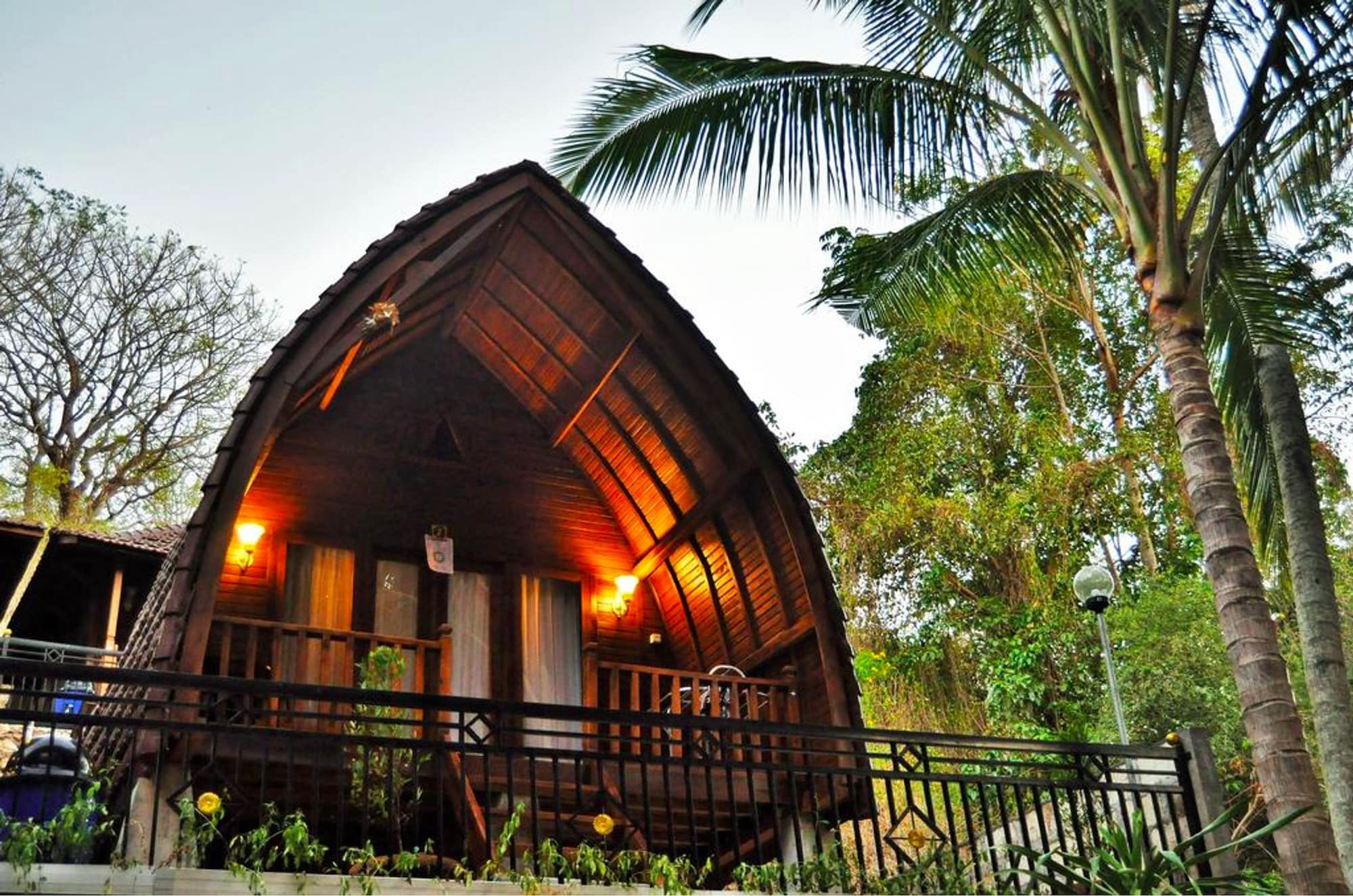 Coconut Hill Cottage Batununggul Exterior photo